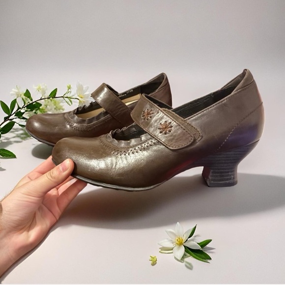 Elegant Brown Mary Jane Heels - Picture 1 of 4